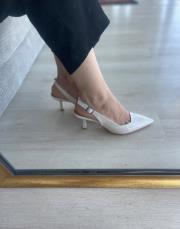 devin sivri burun arkası açık kadın topuklu ayakkabı açık bej rugan 