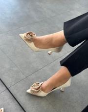 mitoma sivri burun ön gül aksesuar detay arkası açık kadın topuklu ayakkabı bej saten 2