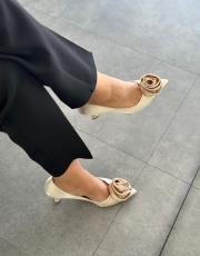 mitoma sivri burun ön gül aksesuar detay arkası açık kadın topuklu ayakkabı bej saten 3