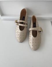 balvin oval burun trok taş detay çift tokalı kadın babet bej