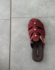 benito oval burun kemer detay arkası açık kadın terlik bordo süet