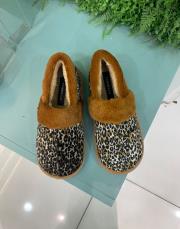 alle oval burun arkası kapalı tüylü kadın ev terliği leopar