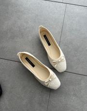 shape oval burun fiyonk detay pullu kadın babet bej teks