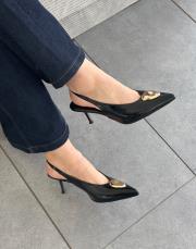 tania sivri burun ön aksesuar detay arkası açık kemerli kadın topuklu ayakkabı siyah kırışık