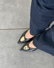 tania sivri burun ön aksesuar detay arkası açık kemerli kadın topuklu ayakkabı siyah kırışık 3