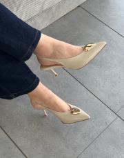 tania sivri burun ön aksesuar detay arkası açık kemerli kadın topuklu ayakkabı bej kırışık