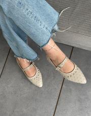 ritas sivri burun trok aksesuar detay kemerli kadın babet bej