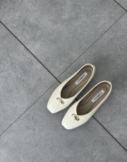 hugel küt burun ön aksesuar detay kadın babet bej