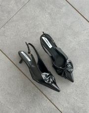 zakaria sivri burun ön fiyonk detay arkası açık kemerli kadın topuklu ayakkabı siyah rugan