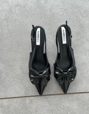 zakaria sivri burun ön fiyonk detay arkası açık kemerli kadın topuklu ayakkabı siyah rugan 2