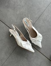 zakaria sivri burun ön fiyonk detay arkası açık kemerli kadın topuklu ayakkabı beyaz rugan