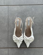 zakaria sivri burun ön fiyonk detay arkası açık kemerli kadın topuklu ayakkabı beyaz rugan 2