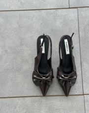 zakaria sivri burun ön fiyonk detay arkası açık kemerli kadın topuklu ayakkabı acı kahve rugan  2