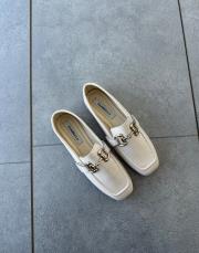 sterav küt burun ön aksesuar detay kadın babet bej kırışık